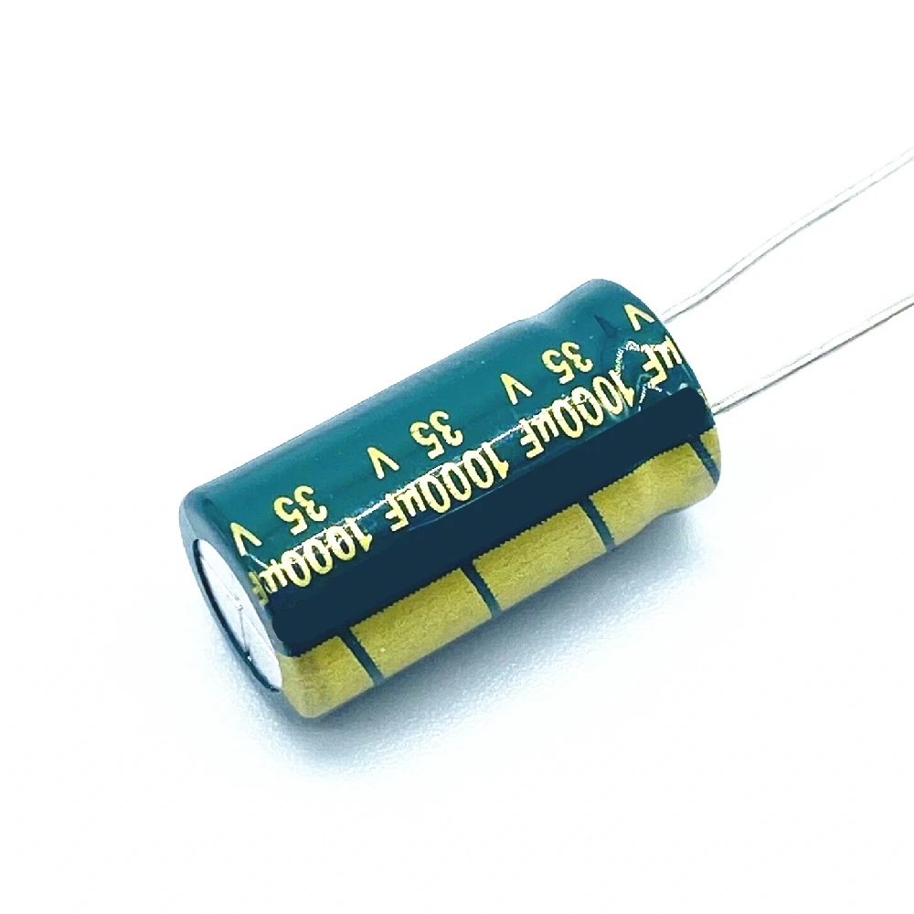Condensateurs électrolytiques pour drones FPV, montrant les pattes et la taille cylindrique.