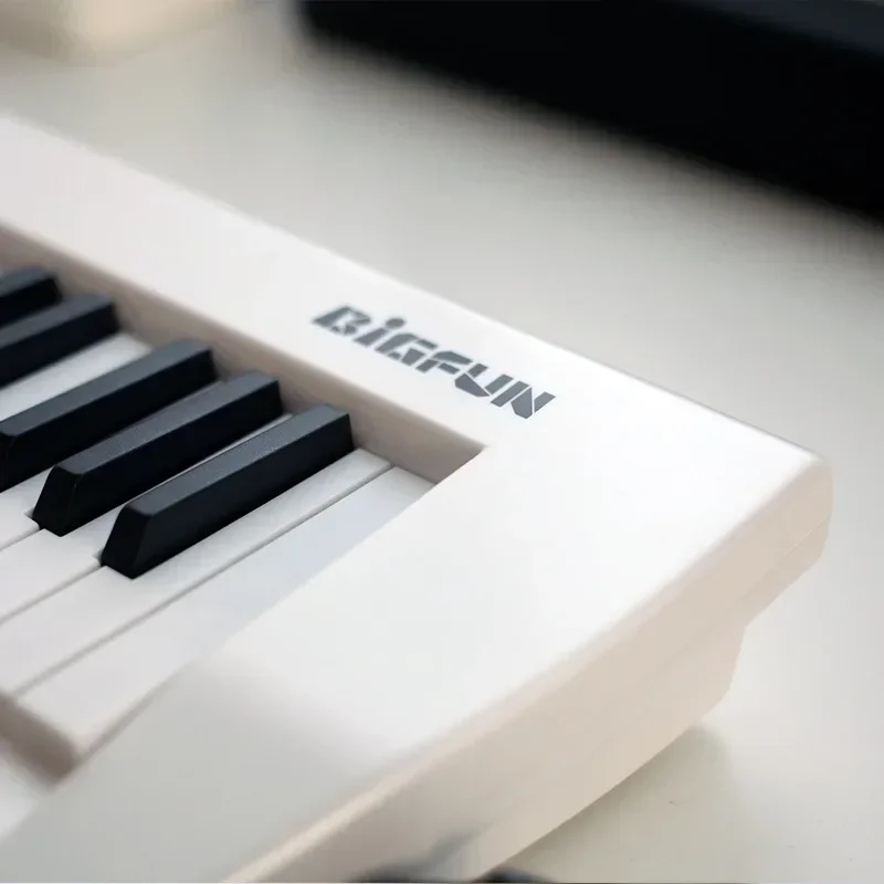 Shoulder Mounted 37-key Electronic Organ Performance Guitar Electronic Keyboard Piano Beginners Electric Instrument