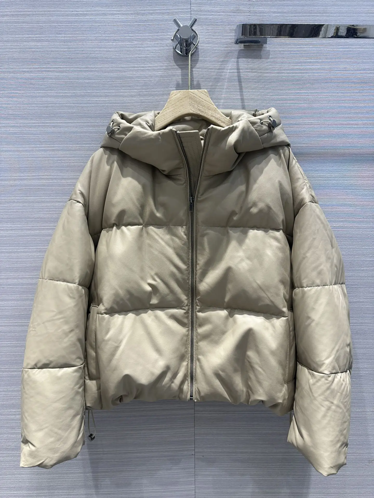 Рисунок 2 - Кожаный пуховик с капюшоном модная