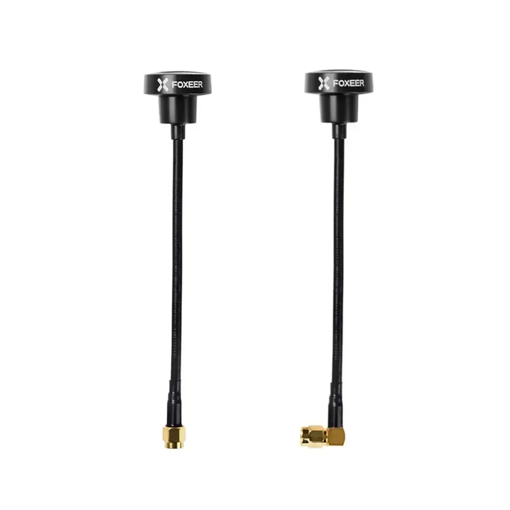 Deux antennes FPV FOXEER Pagode Pro côte à côte, l'une avec capuchon de protection, l'autre sans.