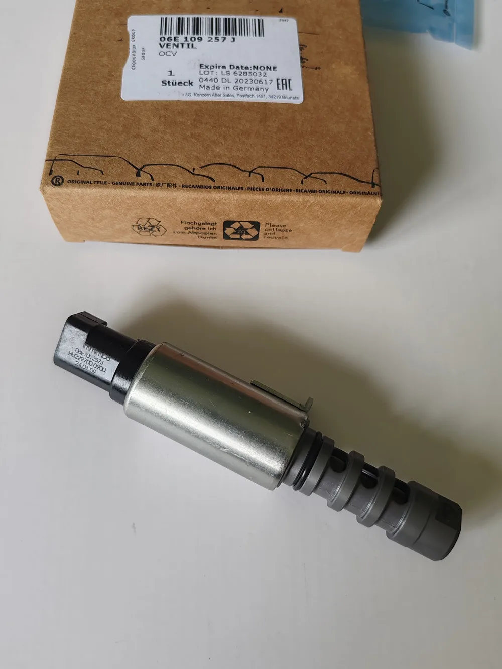 06E 109 257 J / 06E109257J VVT Variable Timing Solenoid for Audi A4 A6 A5 A8 Q7 S5 S8 2.5L 3.2L 4.2L 5.2L VW Golf Jetta 2.5L