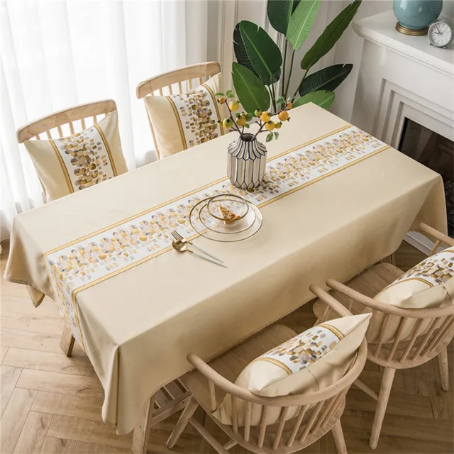 럭셔리한 분위기를 연출하는 자수 꽃 장식 린넨 식탁보 럭셔리한 분위기를 연출하는 자수 꽃 장식 린넨 식탁보