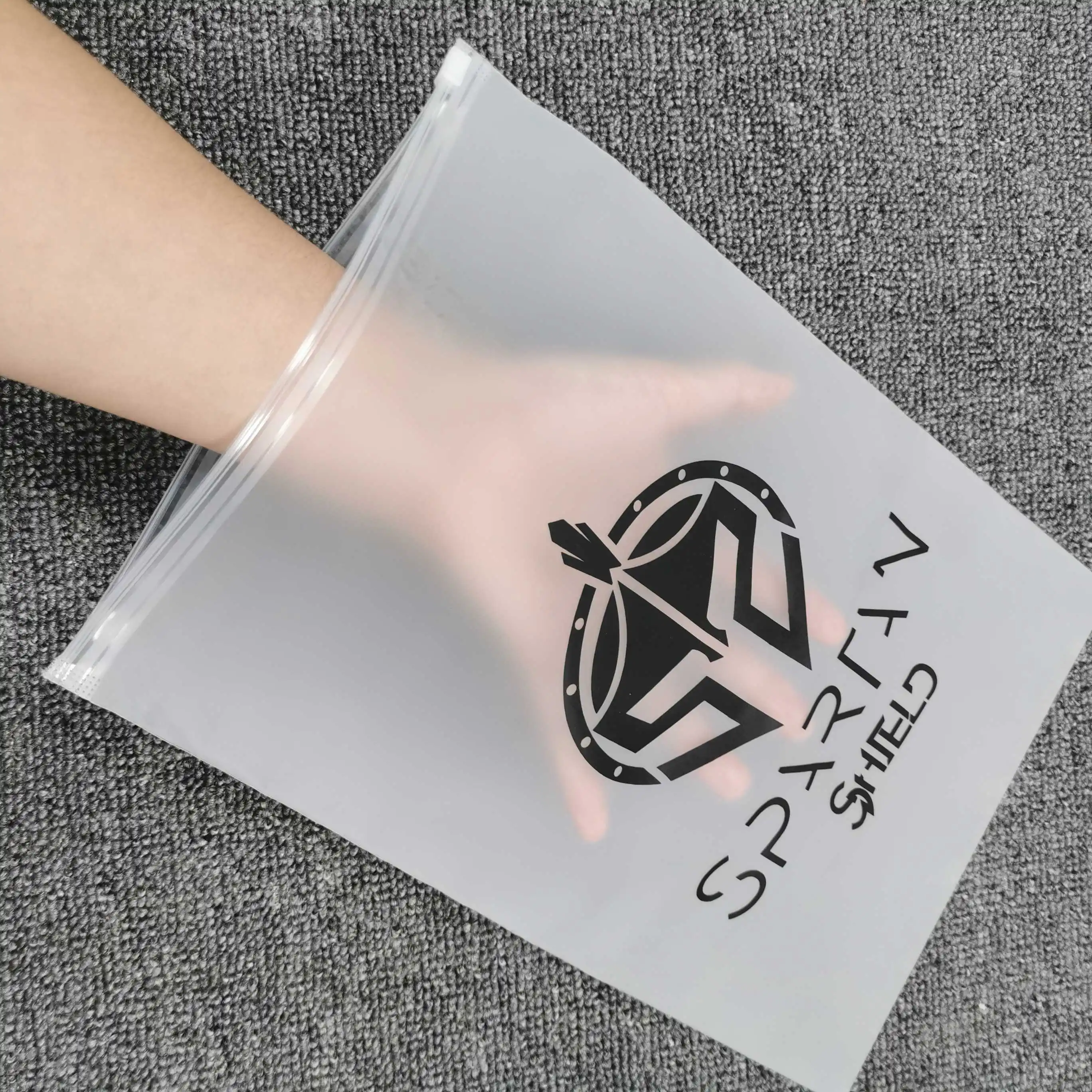 Benutzerdefinierte Logo mattierte bedruckte Druckverschlussbeutel für Kleidungspaket, PE-Kleidungsverpackungsbeutel, individuelle Kunststoff-Reißverschlusstaschen – Detail 11