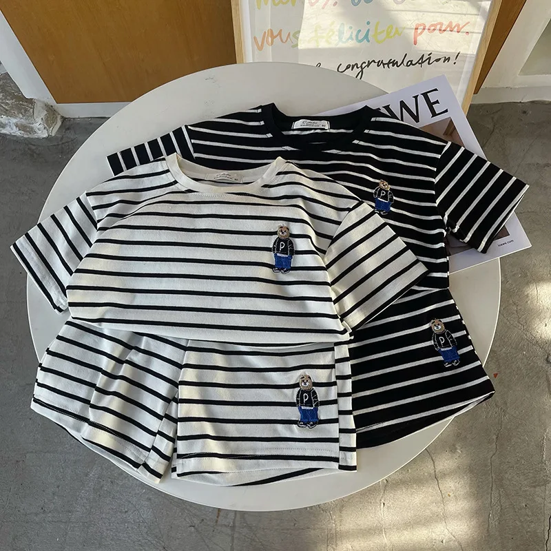 

2023 Summer Korea Baby Boys Clothes Children's Girls Embroidered Bear Badge T Shirts Loose Shorts Set 2Pcs Stripe Cotton Sets