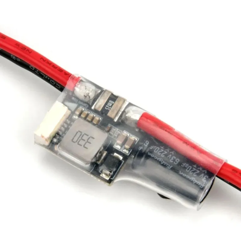 Gros plan sur les connecteurs XT60 et XT90 pour batterie de drone, avec câbles attachés.