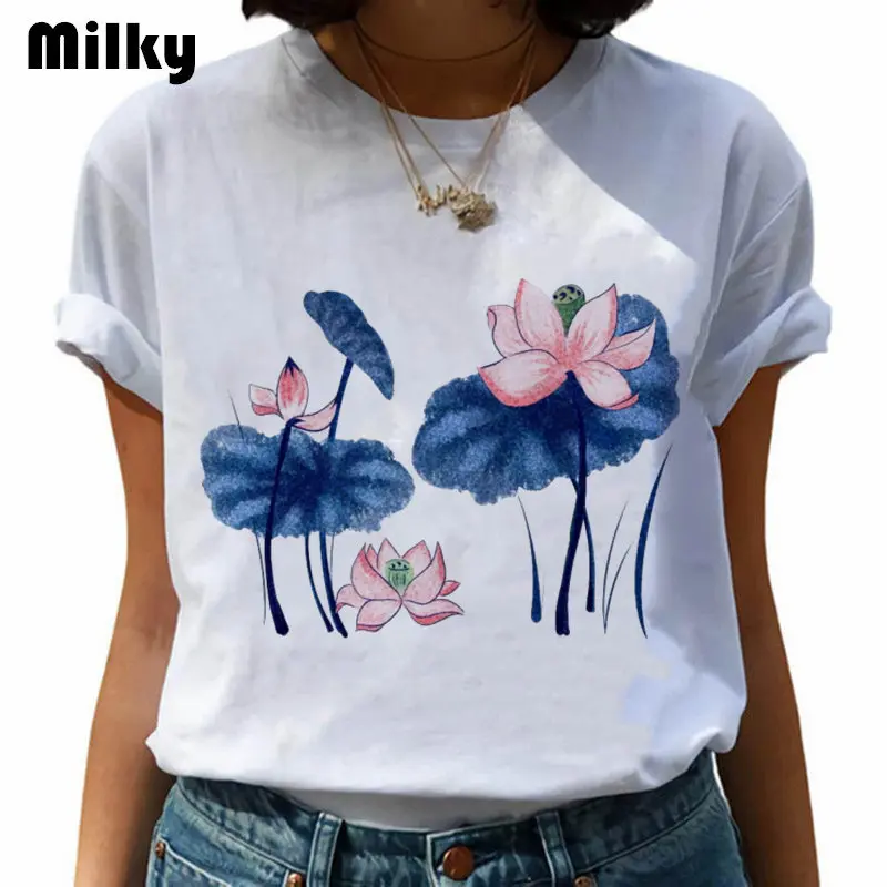 

Женская футболка с коротким рукавом и рисунком лотоса