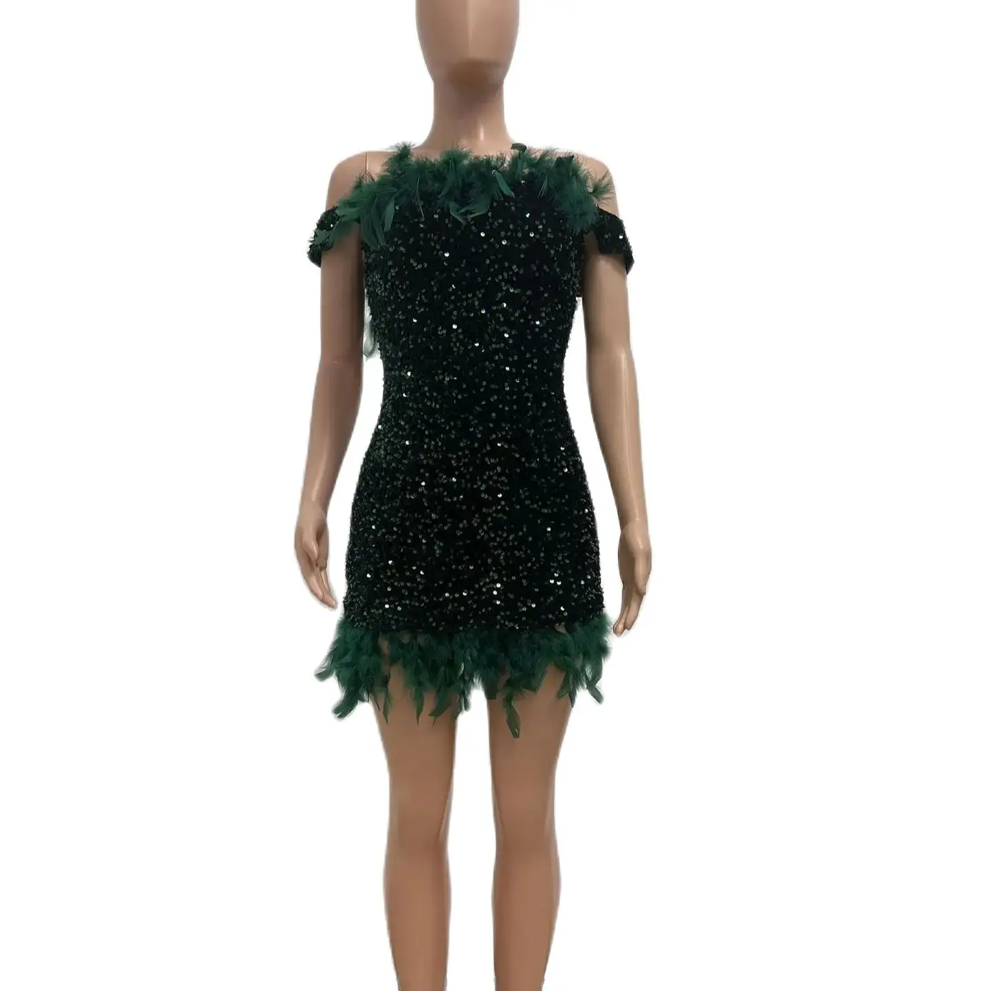 Рисунок 5 - Женское платье с блестками и перьями