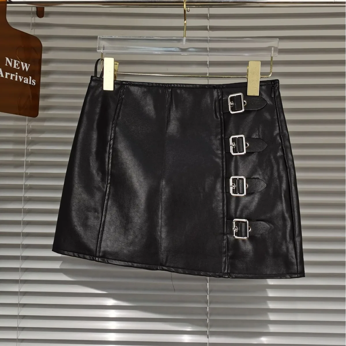 

23 Осень/Зима Новинка искусственная пуговица Пряная девушка уличный стиль Универсальная кожаная короткая юбка приталенный силуэт