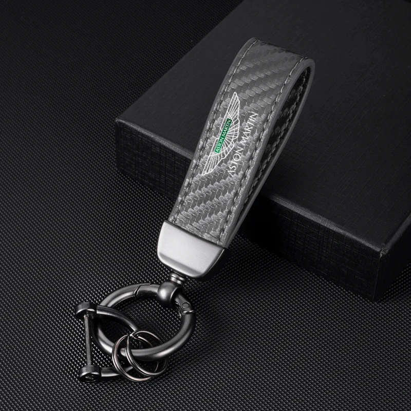 Aston Martin Carbon Fiber Look Sleutelhanger - Zijaanzicht en stikwerk details