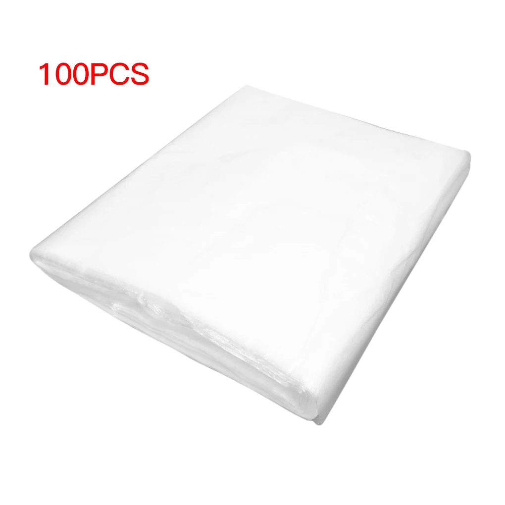 Lot de 100 capes de coiffure jetables en PE, empilées sur fond blanc, protection barbier pratique.