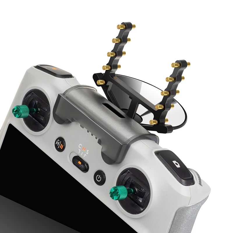Gros plan sur l'antenne Yagi amplificateur de signal pour DJI RC, montrant les éléments directionnels et le câble de connexion