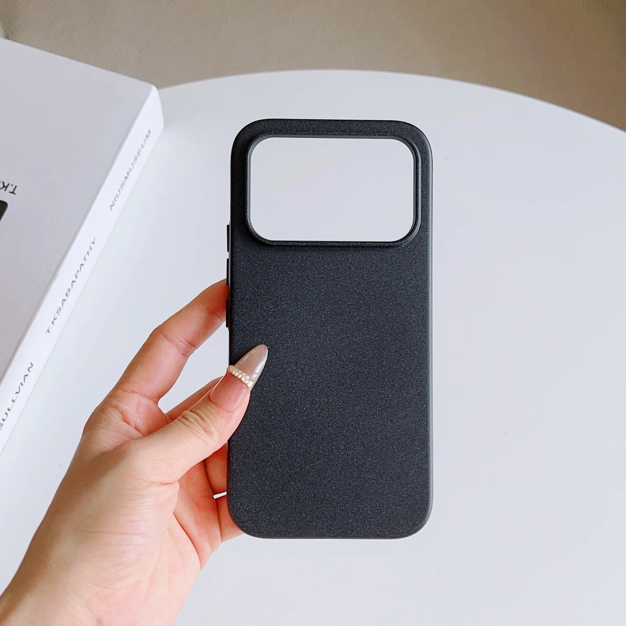 High-Quality Frosted Hard Case with MagSafe Magnetic Protection - Non-Slip Protective Cover and Shell Bumper