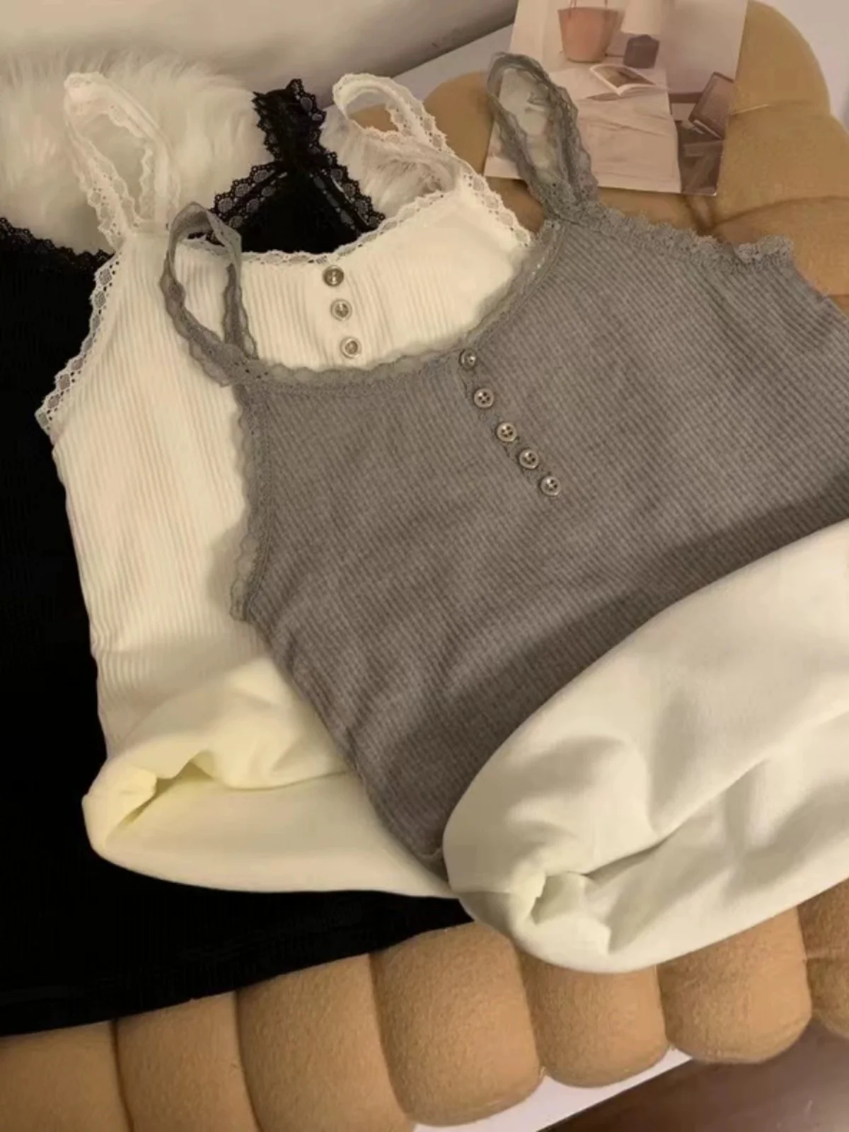 Women's Lace Trim Fce Lined Thiened Vest Design Sensation Inner Wear Outer Wear Versatile Top for Autumn Winter