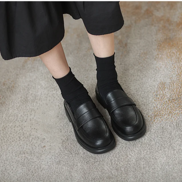 Weiche rindsleder loafer für frauen in die frühling herbst von 2024, vielseitige einzelnen schuhe mit einem flachen boden und schwarz Britischen_voghion.com
