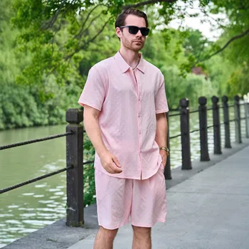 The new men's collection for the summer of 2025 features a checkered jacquard lapel cardigan, short-sleeved shirts and shorts