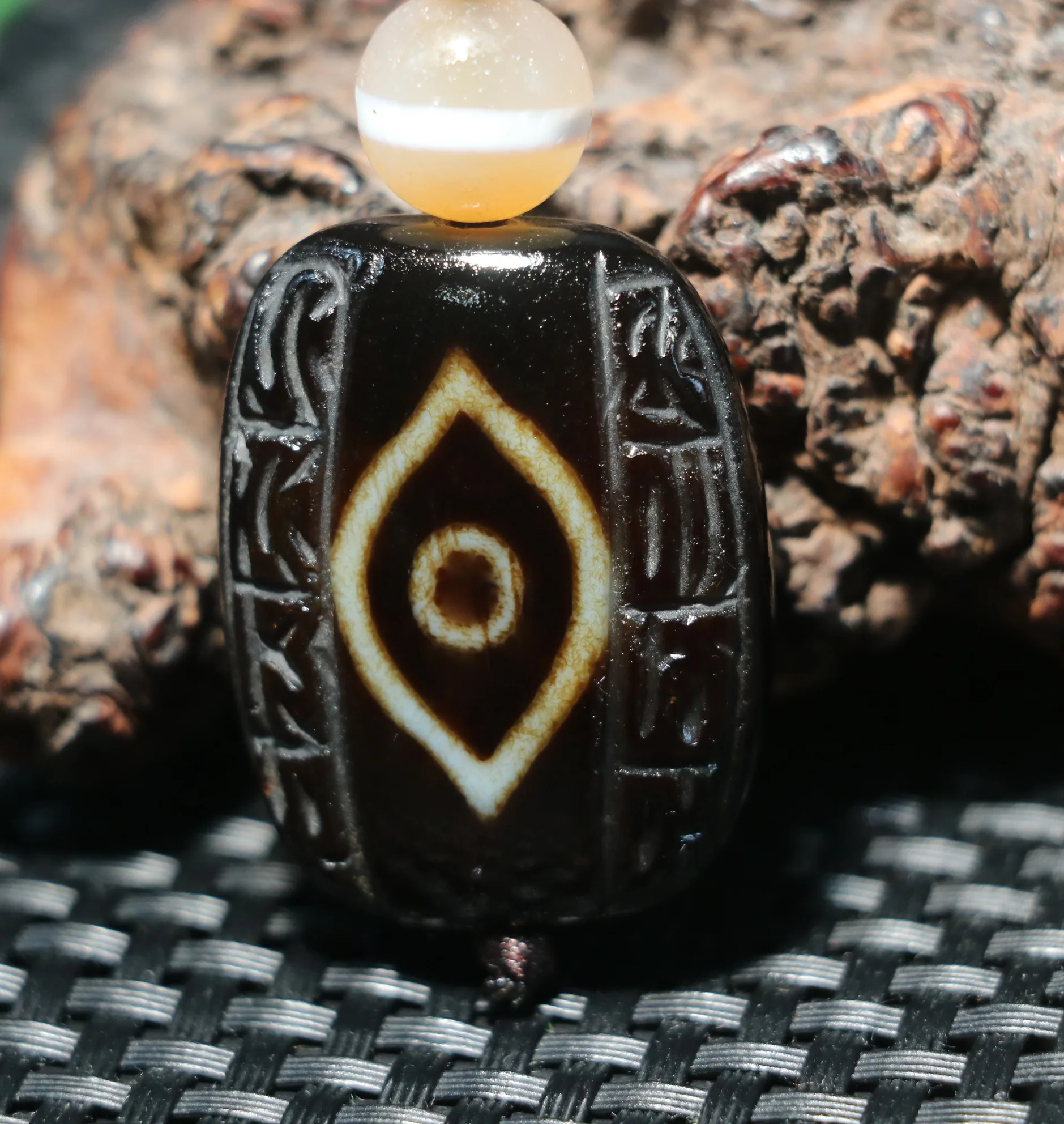 

Treasure Energy Tibetan Agate Sculptural OM Words Dragon Eyed Goat Eye dZi Bead Pendant LKbrother Sauces Top Quality