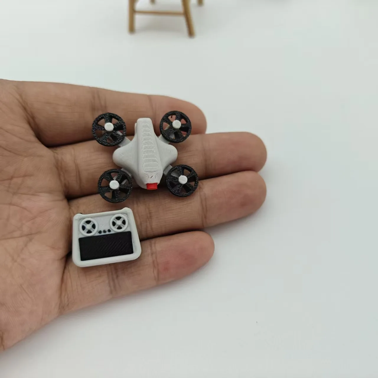 Set di 1 Drone in Miniatura 1:12 per Casa delle Bambole, Accessorio UAV con Telecomando, Modellino Finto per Scenari, Decorazione in Miniatura per Casa - Image 2