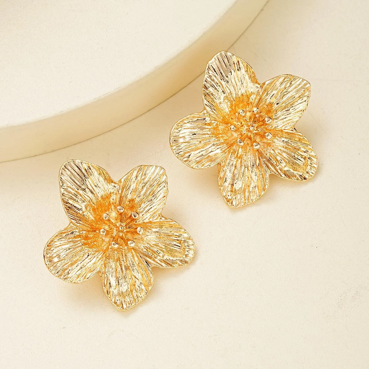 Exaggerated Gold Color Metal Flower Stud Earrings For Women French Style Retro Design Statement Earring Daily Wear Jewelry Gifts