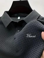 Le nouveau polo d'été à manches courtes (style 2026) est à la fois tendance et classique, confortable à porter, adapté aux hommes. 2
