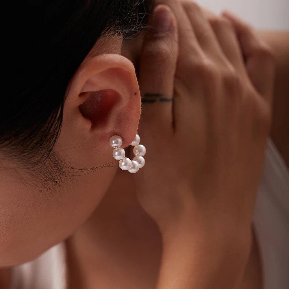 Uworld رائعة فاخرة الفولاذ المقاوم للصدأ اللؤلؤ الخرز هوب Huggie أقراط رومانسية أنيقة موضة Charm العصرية شيك مجوهرات