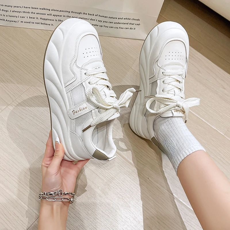 

Кроссовки из натуральной кожи, на танкетке 8 см