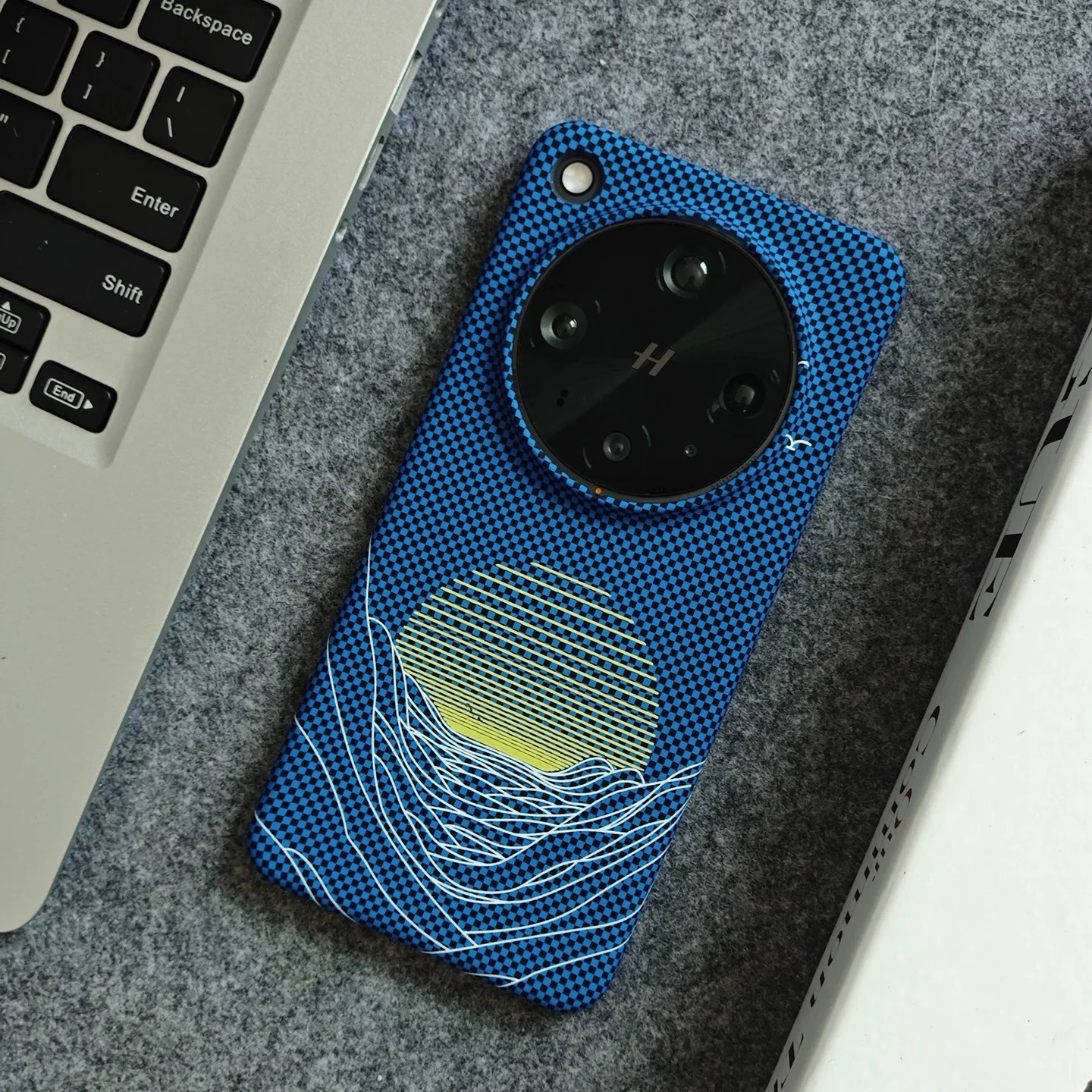 Lightweight Carbon Fiber Texture Moonset Protective Case - Slim Hard Back Cover