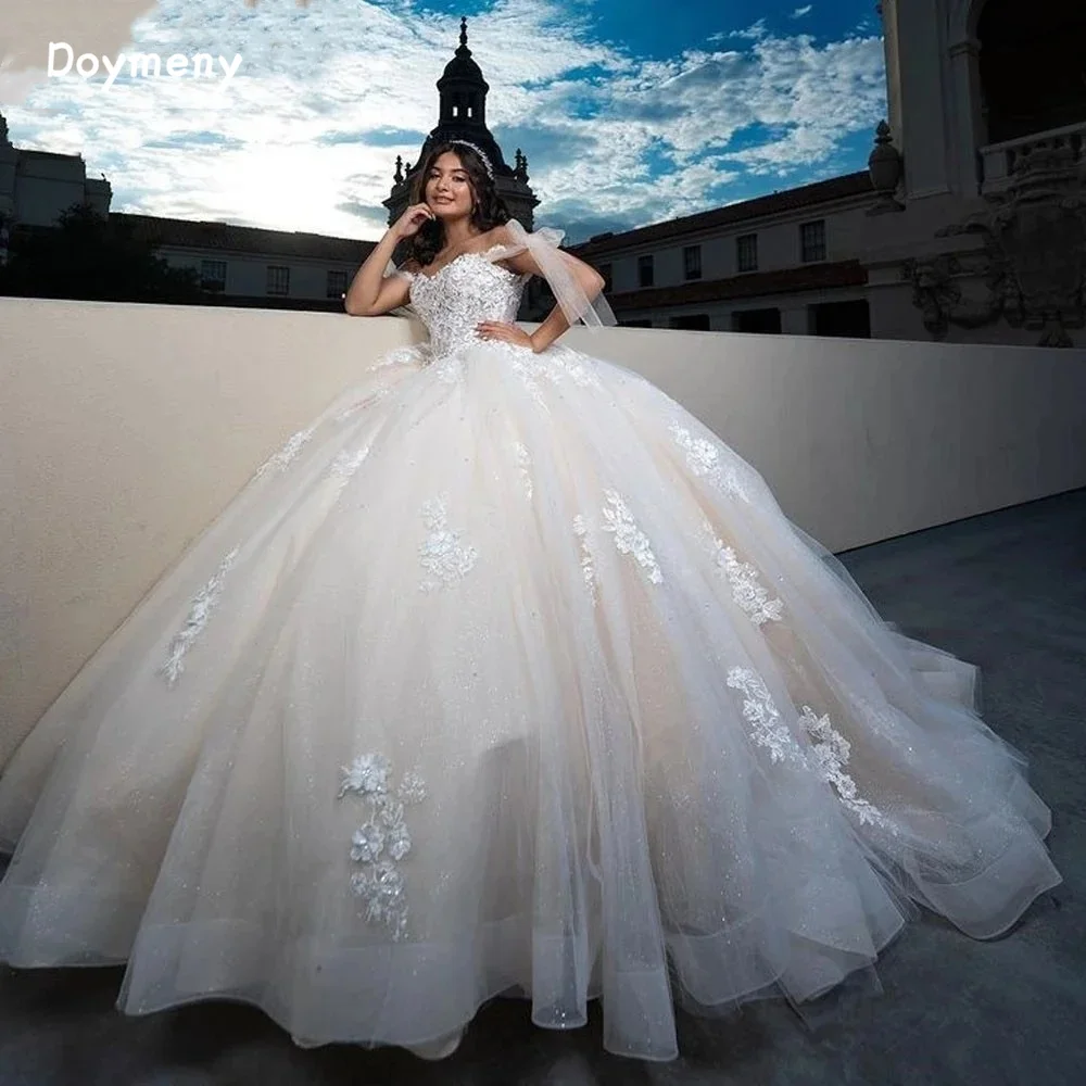 

Doymeny Off Shoulder Quinceanera Dresses Appliques Glitter Sweep Tulle Sleeveless Prom Dress Robe De Marrige vestidos de fiesta