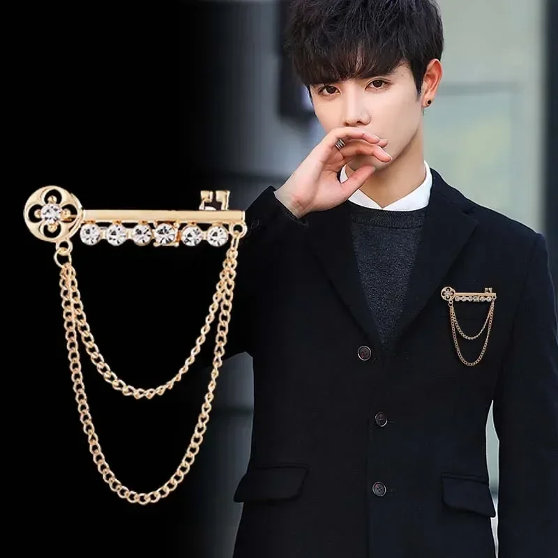 Koreanische Neue Mode Metall Schlüssel Quaste Lange Brosche Strass Kette Revers Pin für männer Anzug Hemd Abzeichen Broschen Pins zubehör