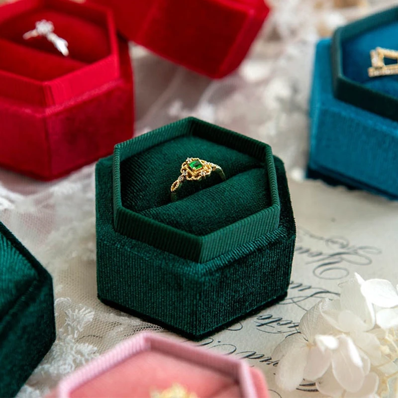 Caja de terciopelo con forma hexagonal para anillo de joyería