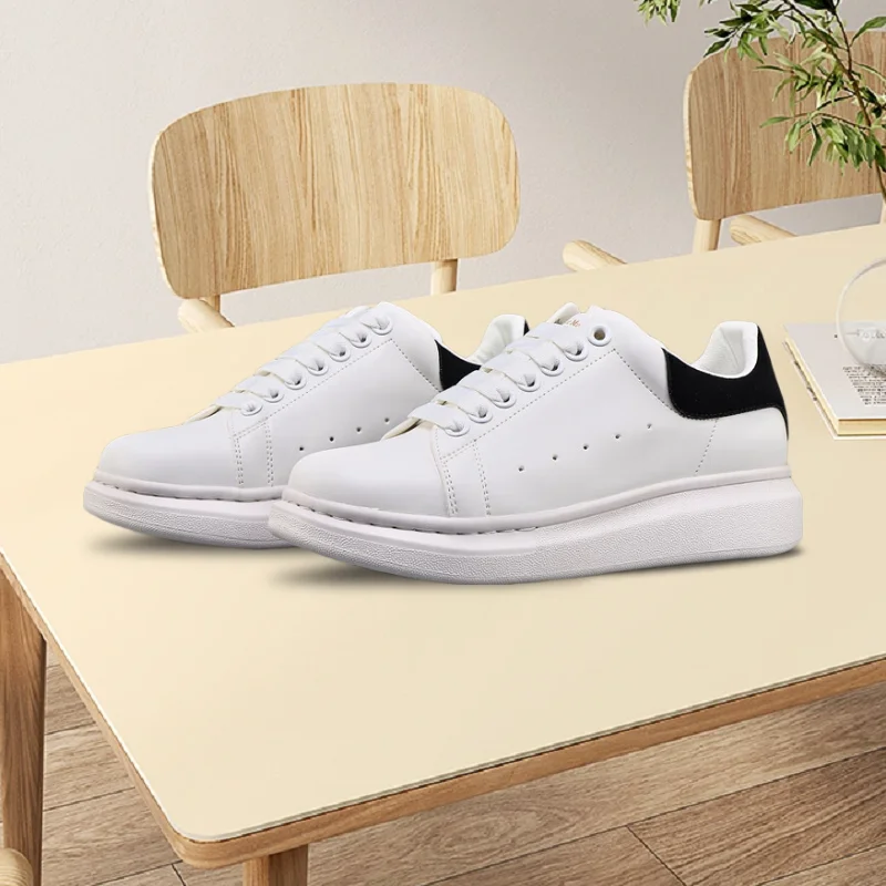 The new fashionable white leather sports shoes are stylish, novel and versatile. They are simple yet retain the sporty style.