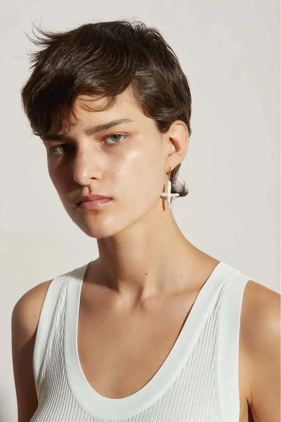 Instagram blogger's natural cross shape freshwater pearl earrings with copper gold-plated design feel 2