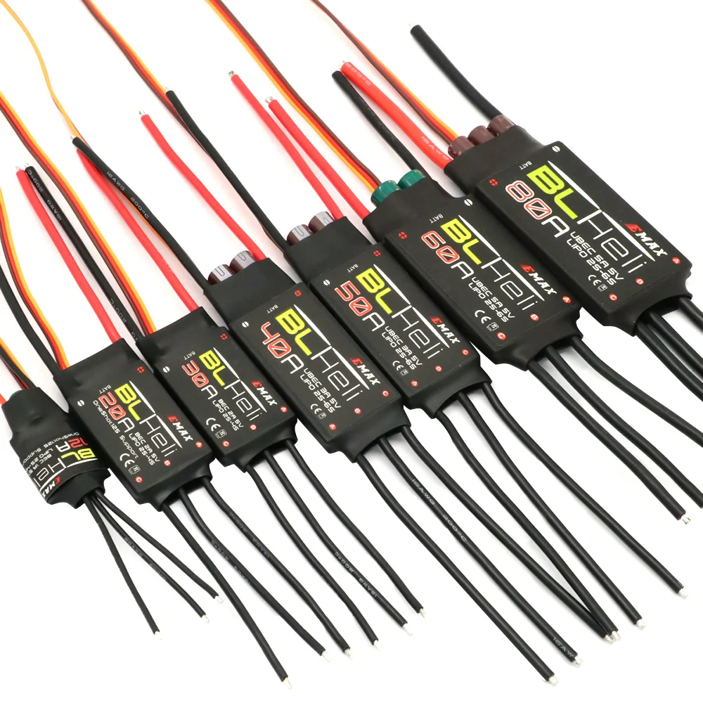 Hélicoptère RC télécommandé pas cher, modèle 40A, en vol stationnaire, rotor principal en mouvement, fond flou.