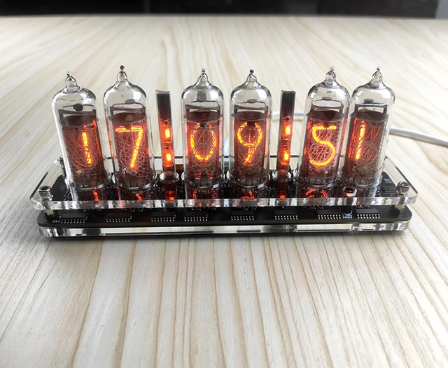 Nixie Tube 座面が鋲で打たれてるアンティークチェアー Nixie
