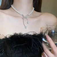 Collier avec nœud en perles et strass pour femmes, mode légère, Niche de luxe, chaîne de clavicule, nouvelle personnalité, bijoux de fête 2