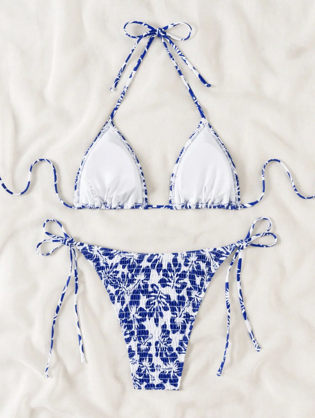 Set Bikini a Triangolo - Modella in spiaggia