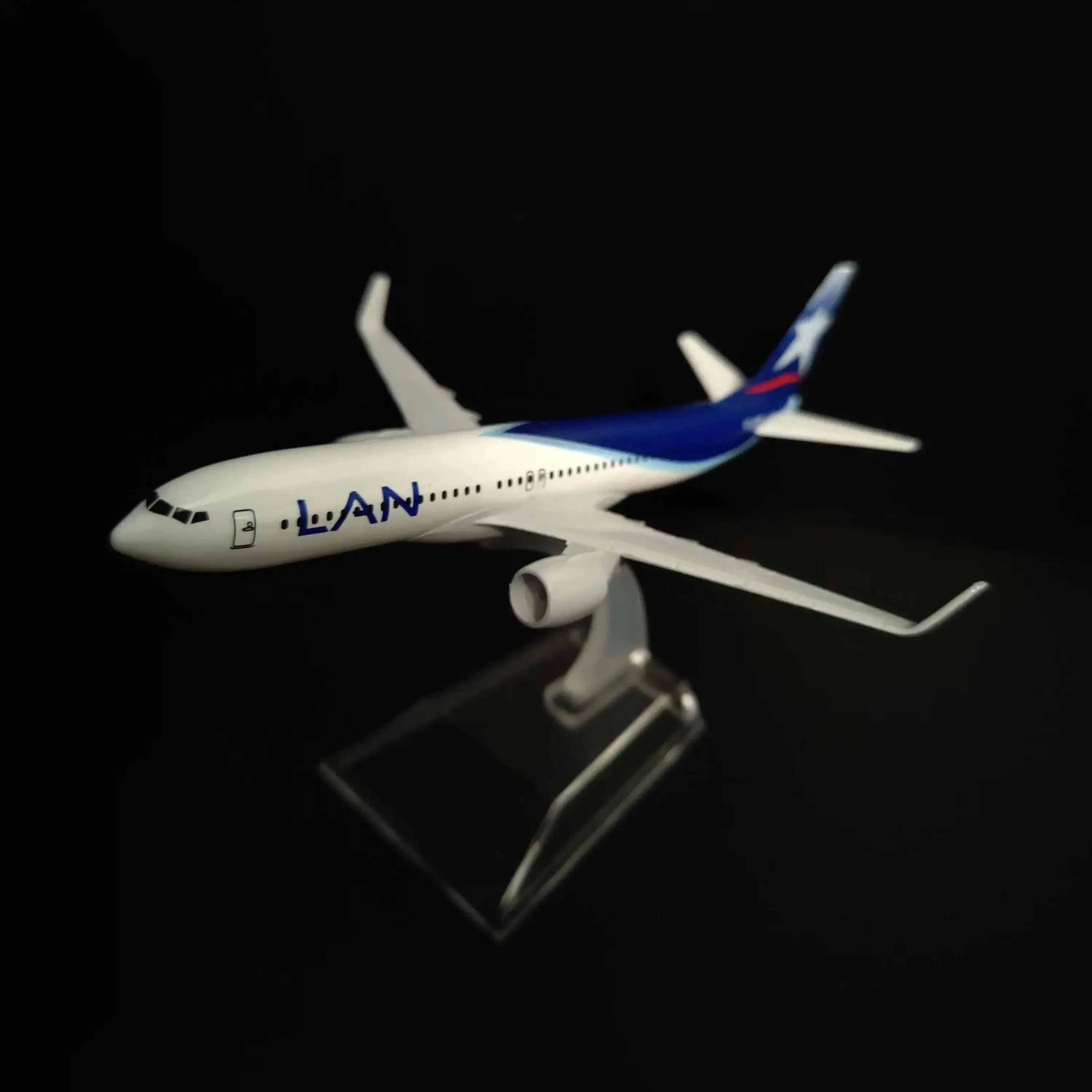 

1:400 Chile LAN B737 Replica Metal Aircraft Model Scale Aviation Collectible Diecast Miniature Ornament Souvenir Toys