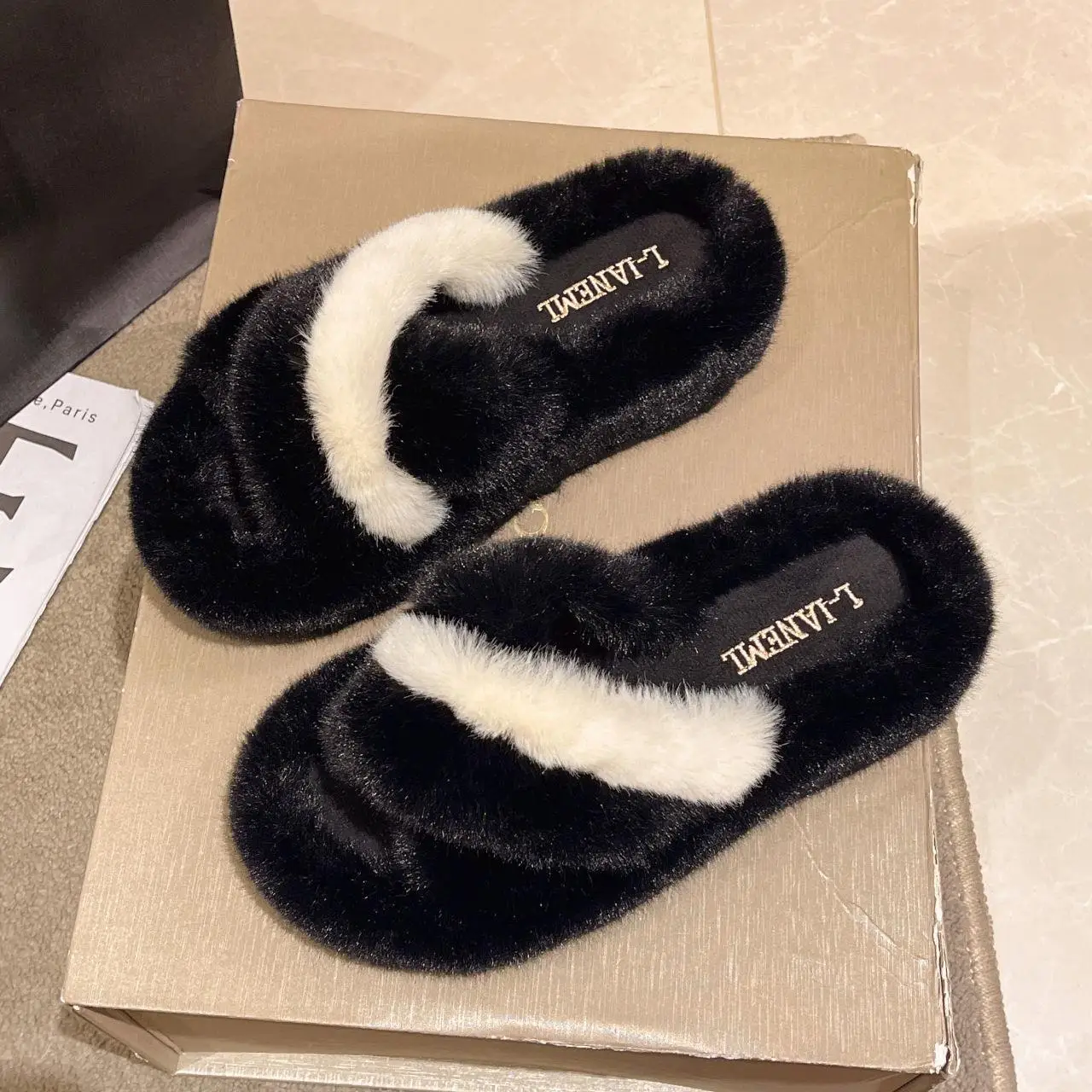 

Woman Plush Slippers 2023 Casual Flats Furry Slides Winter Comfort Warm Bedroom Shoes Ladies Luxury Designer Home Cotton Boots