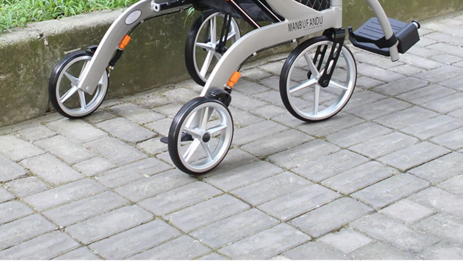 The elderly walker and four-wheel rollator can sit in an aluminum alloy shopping cart and fold lightly 6