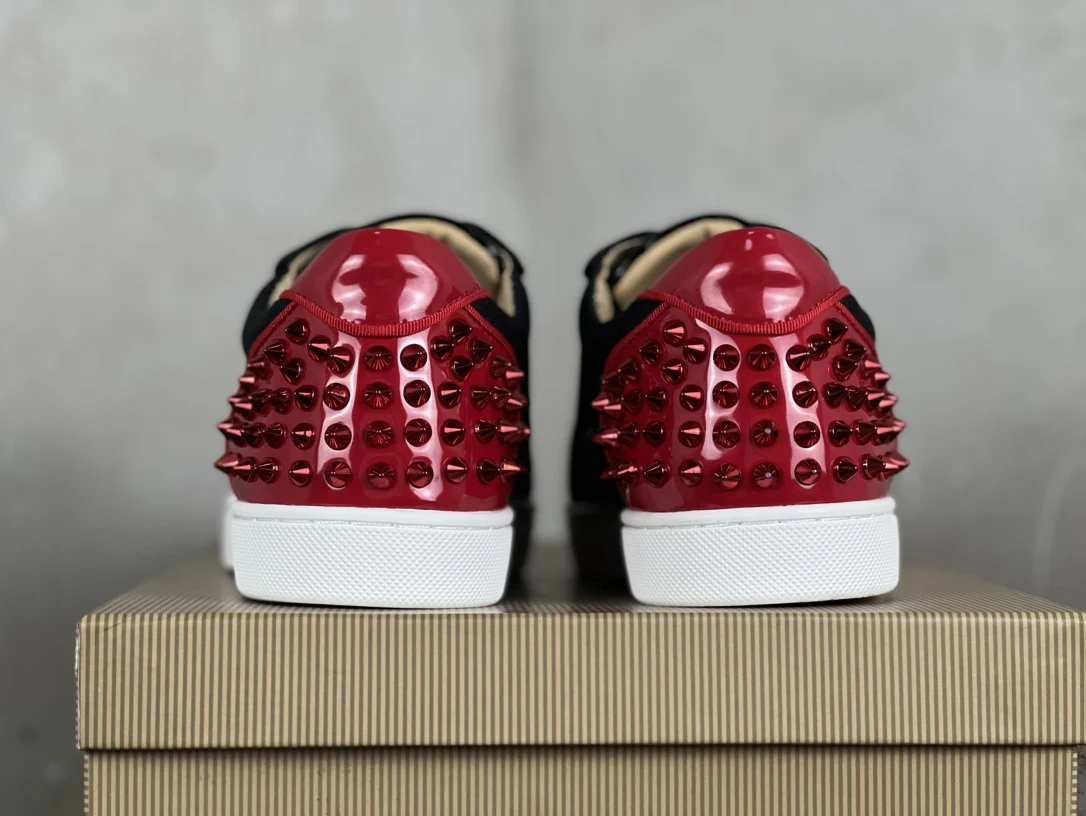 Men's leather Low Top Sneakers Women's Rivet Red Bottom Shoes