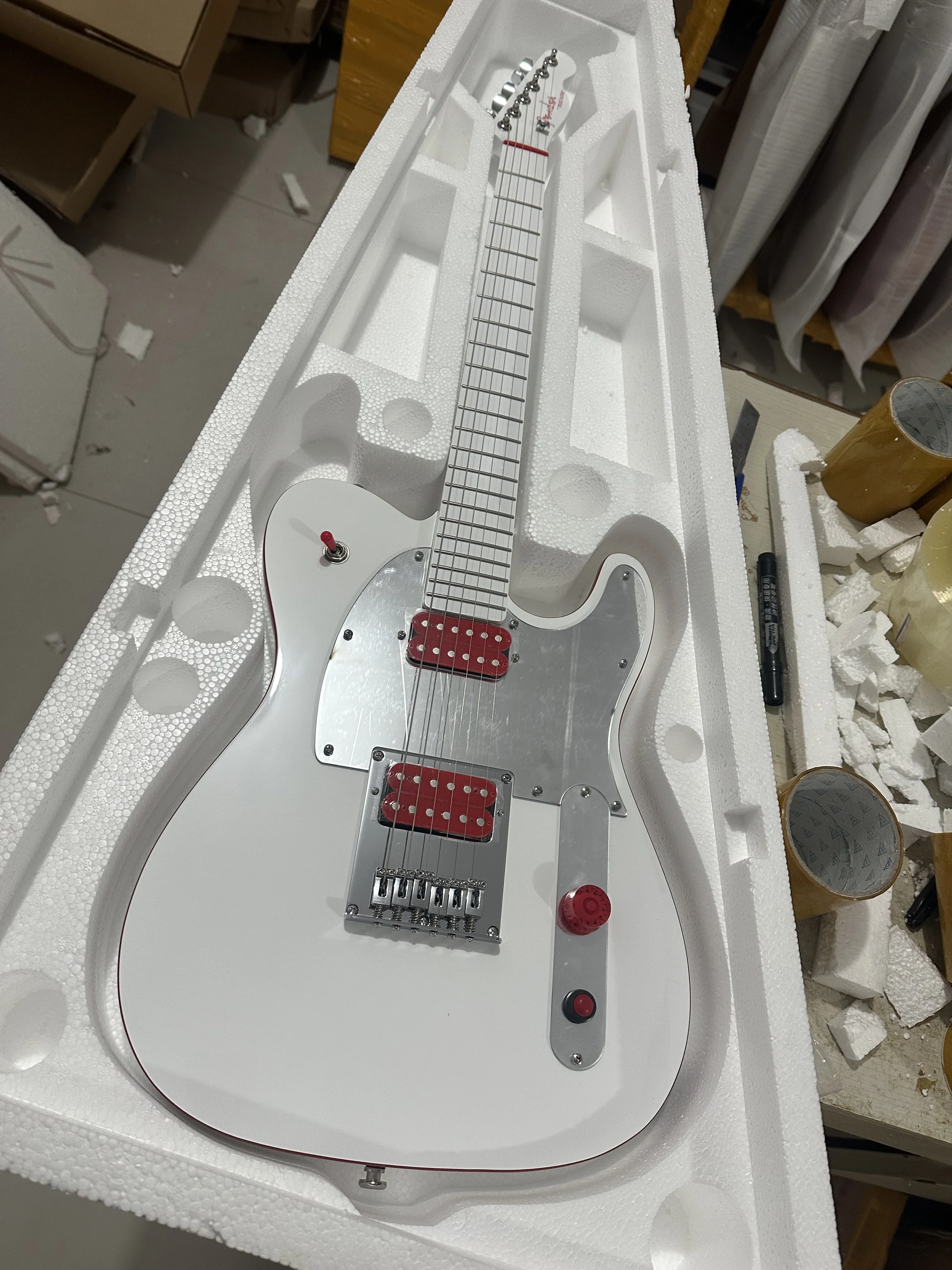 

Classic pure white bright electric guitar, professional level, quality assurance, fast delivery ,free shipping