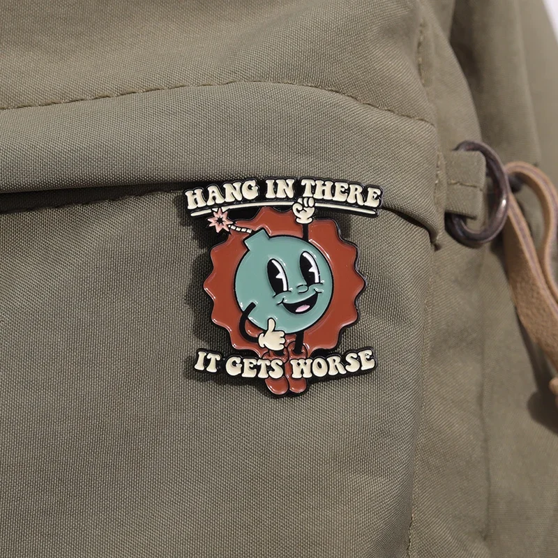 Hang In There It Gets Worse Emaille Pins Extreme Satirische Zitate Broschen Kleidung Kragen Revers Abzeichen Rucksack Schmuck als Geschenk – Detail 7