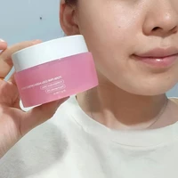 Crème en capsules de collagène rose infusée de nicotinamide, un produit hydratant pour le visage, utilisé pour lutter contre les rides et hydrater la peau. 3