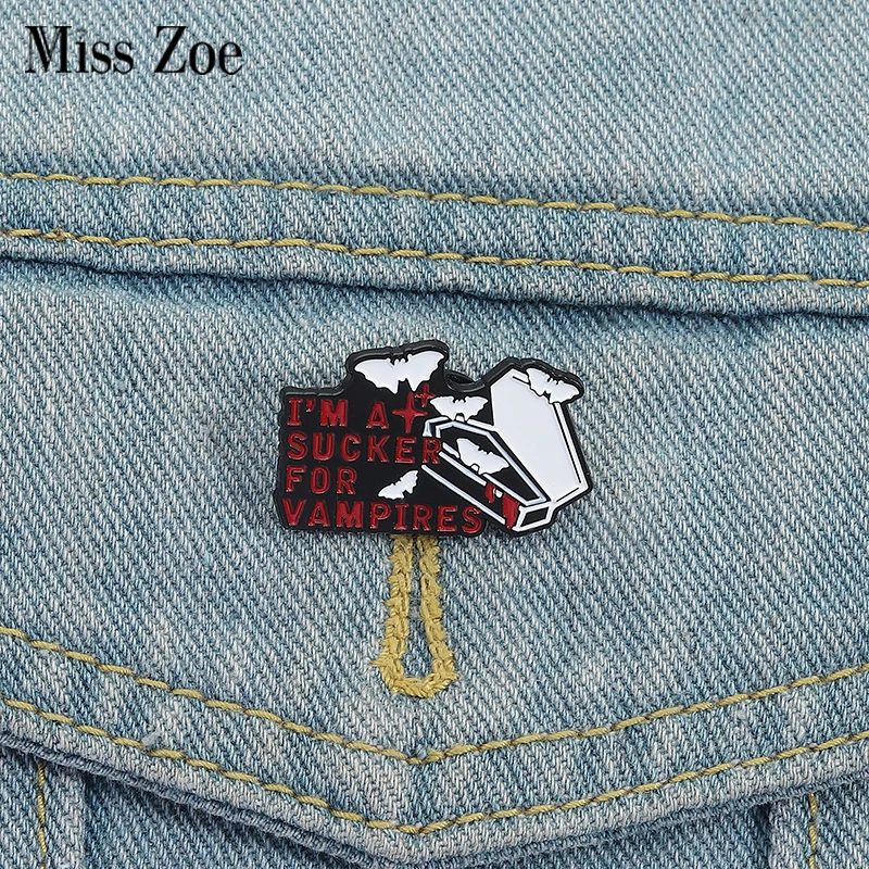 Halloween-Fledermäuse-Emaille-Anstecknadeln, individuell, I'M A SUCKER FOR VAMPIRES, Broschen, Anstecknadeln, Kleidung, Gothic-Schmuck, Geschenk für Freunde