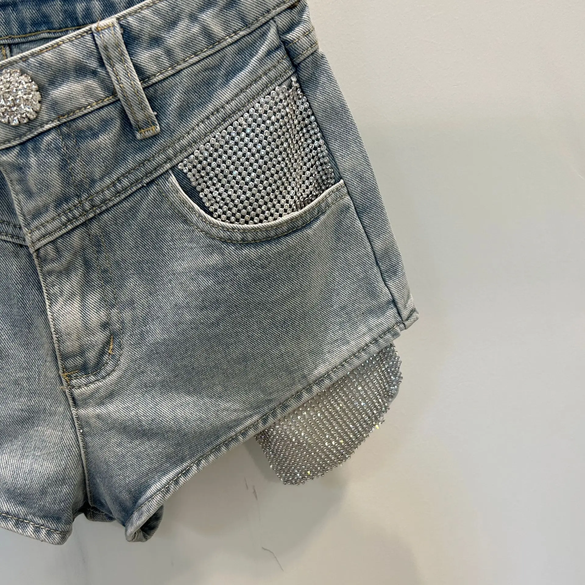Streetwear Hot Girl Metal Diamond Pocket Jean Shorts Feminino 2024 Summer New Hot Drilling Three-Point Denim Shorts for Women