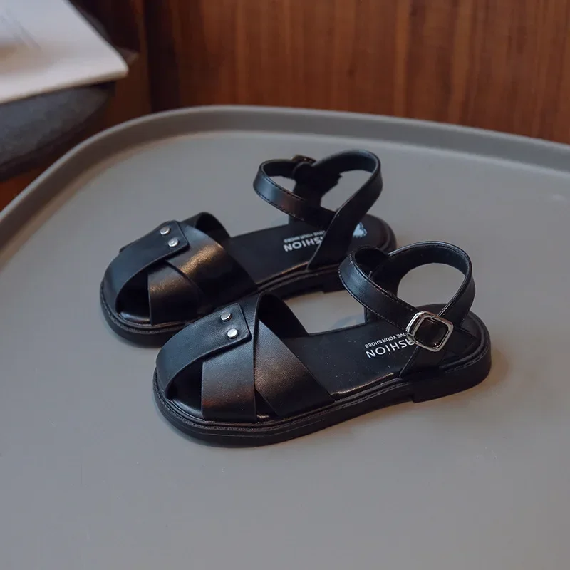 

Летняя пляжная обувь для девочек, новинка 2024, Детские однотонные универсальные сандалии для отпуска, детская модная шикарная обувь на мягкой подошве на плоской подошве