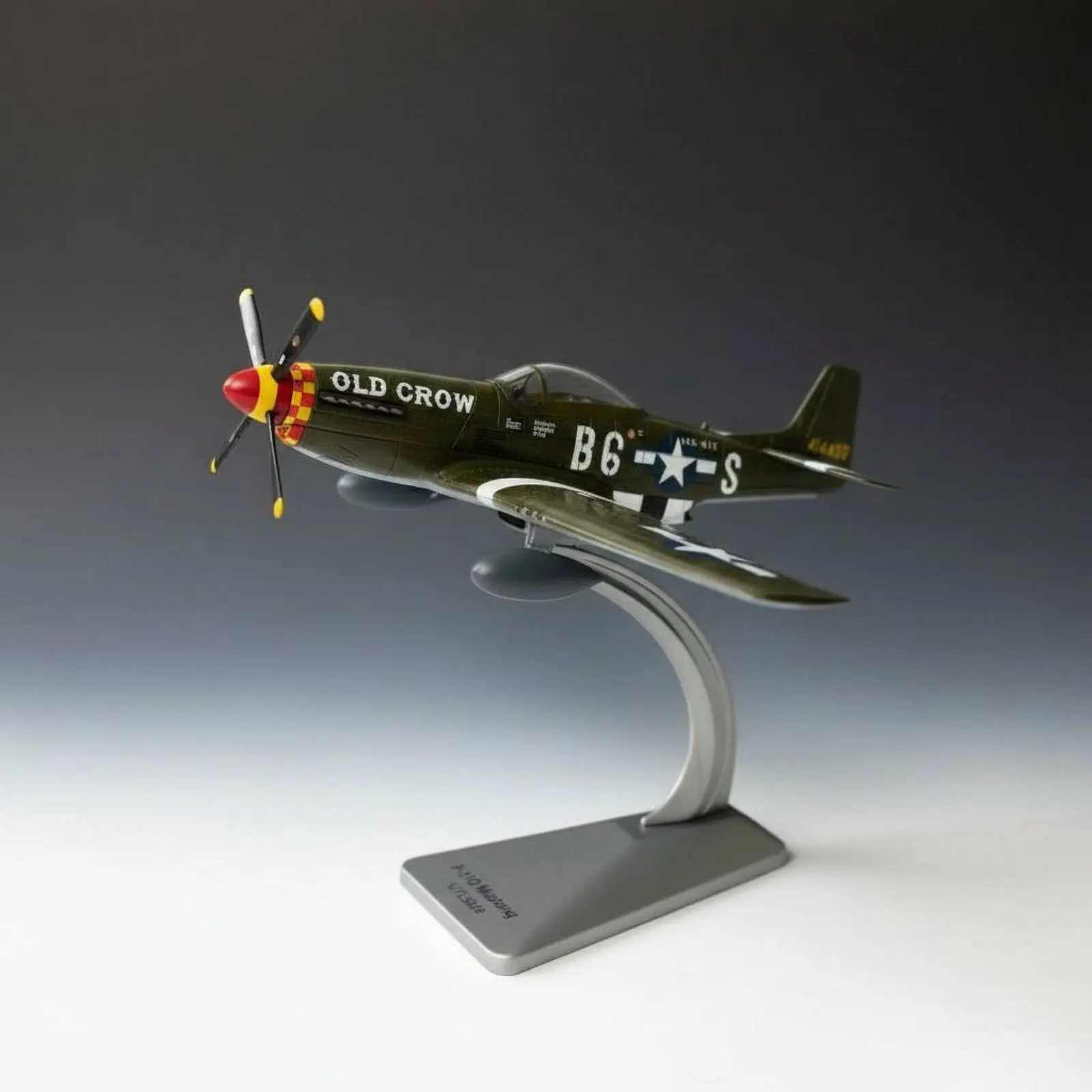 Profil de la maquette Avion Mustang P-51D Échelle 1/72 avec son support, détaillant les marquages.