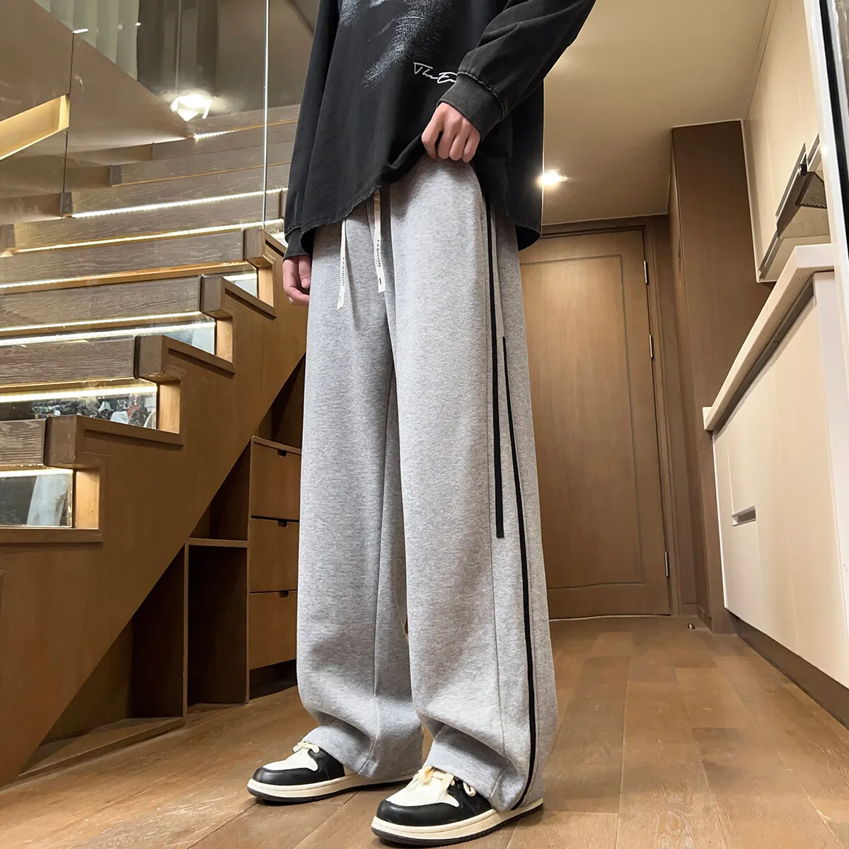 【MUCENT】SIGNATURE SIDE TRACK LINE SWEAT★韓国人気★ Harajuku Style Korean Men Wide Leg Pants 2025 New Printed