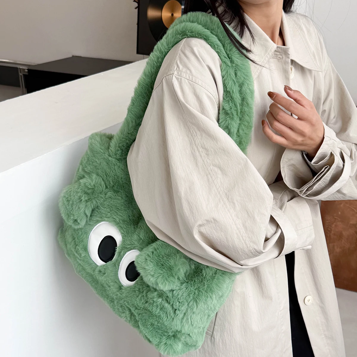 Cute Plush Shoulder Bag for Autumn and Winter, Large Capacity, Versatile Commuter Bag, Big-Eyed Tote Bag, Women's Furry Bag for Work, Students, and Classes