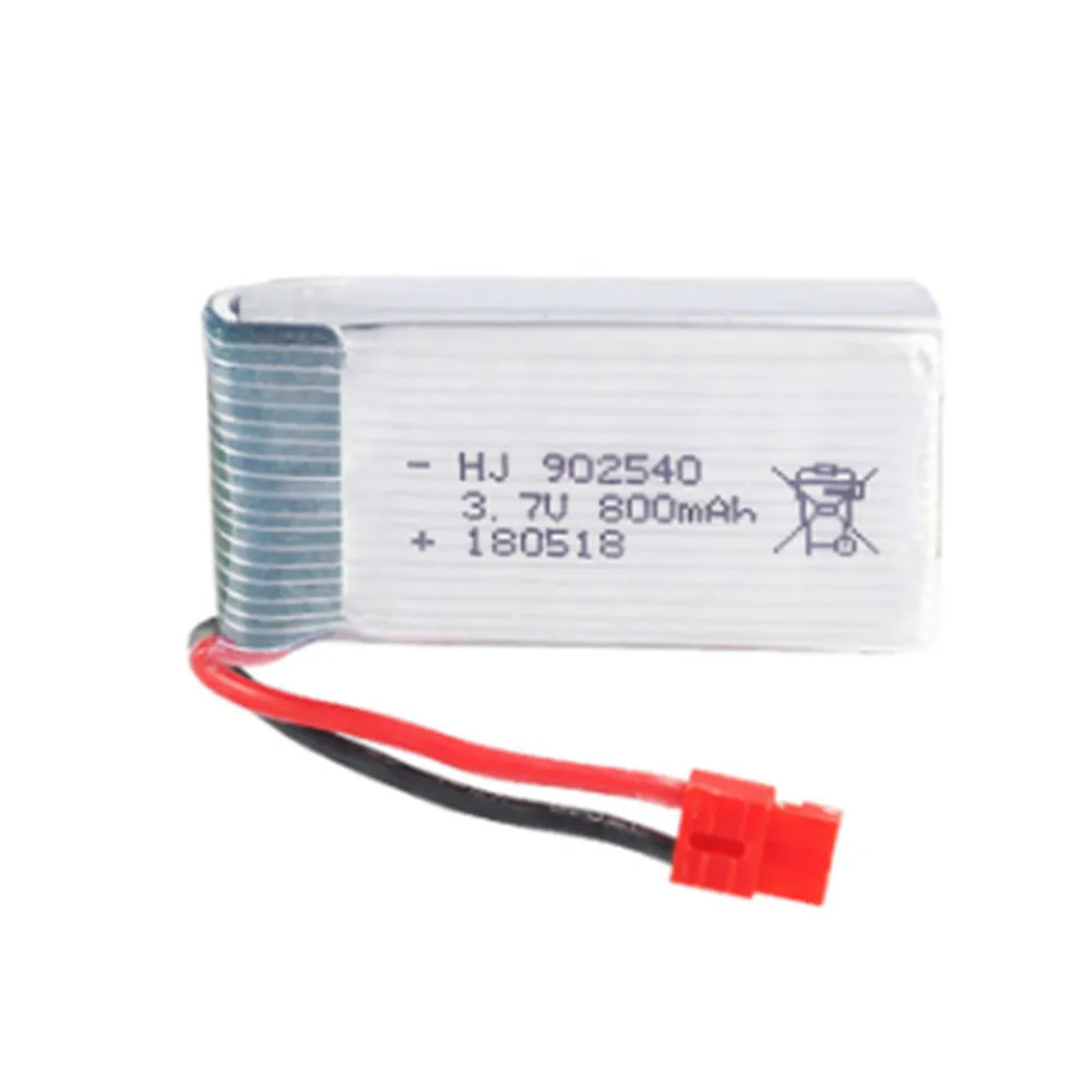 Lot de cinq piles rechargeables insérées dans un chargeur multiport USB, câble USB branché.