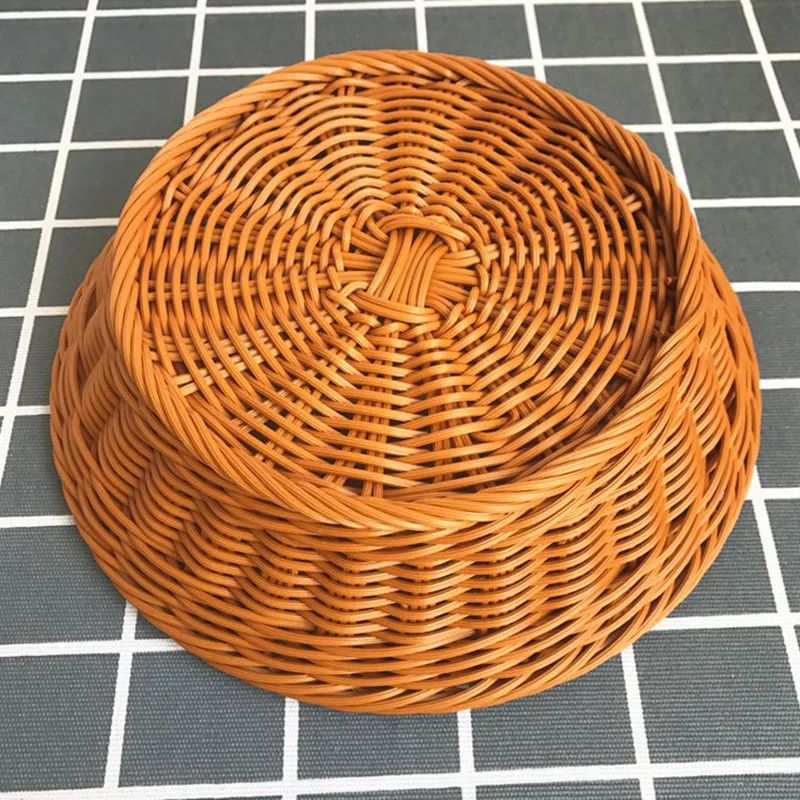 Cestino in vimini per servire e conservare in modo bello il pane. Vassoio rotondo con coperchio per servire e conservare il cibo. Impostazione del tavolo da cucina. - Italia